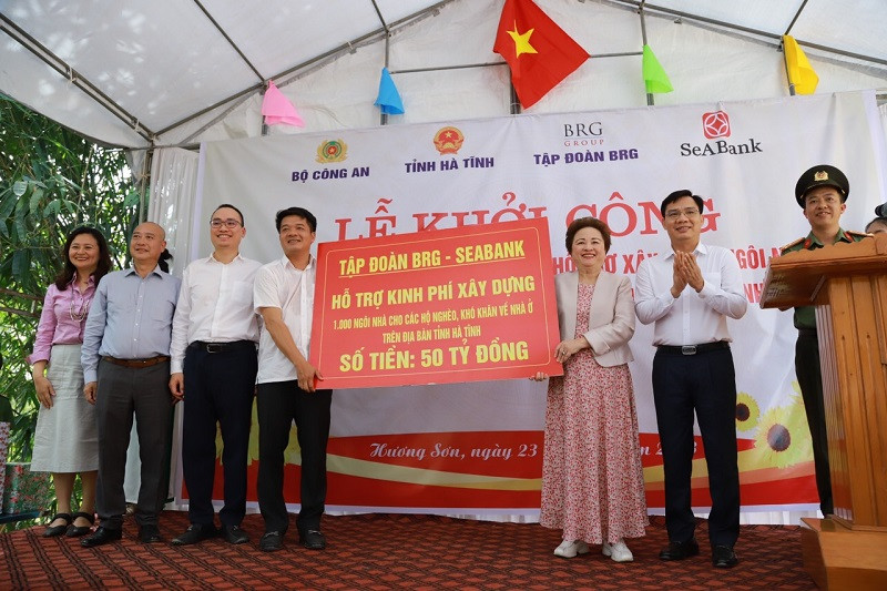 Lãnh đạo SeABank trao tặng nhà cho người nghèo tại tỉnh Hà Tĩnh.