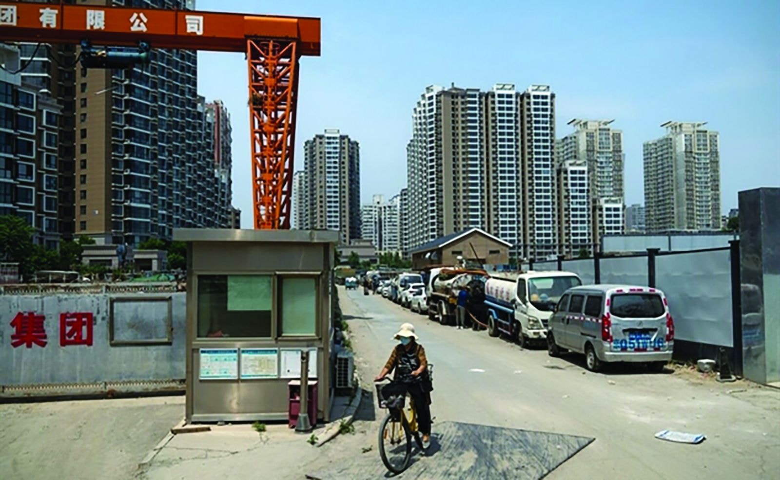 p/Theo Goldman Sachs, tổng giá trị nhà chưa hoàn thiện và đất chưa sử dụng ở Trung Quốc lên tới 4,1 nghìn tỷ USD. Ảnh: Bloomberg