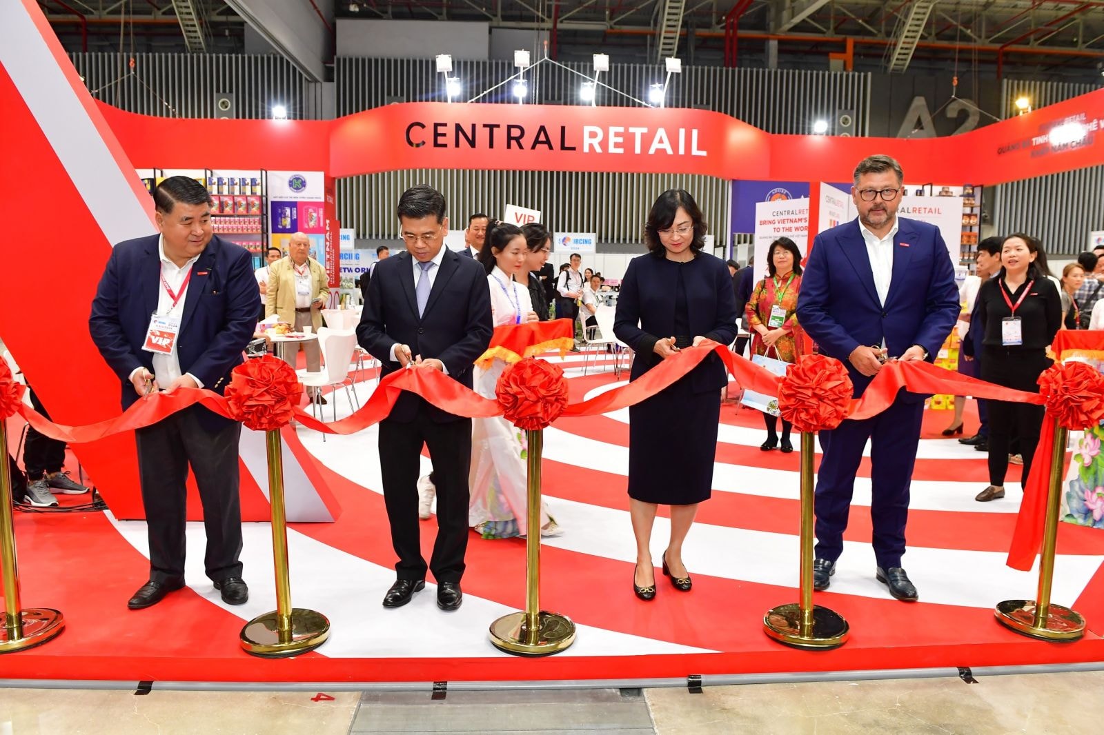 Các đại biểu thực hiện nghi thức cắt băng khai trương khu gian hàng quảng bá cà phê Việt Nam. 