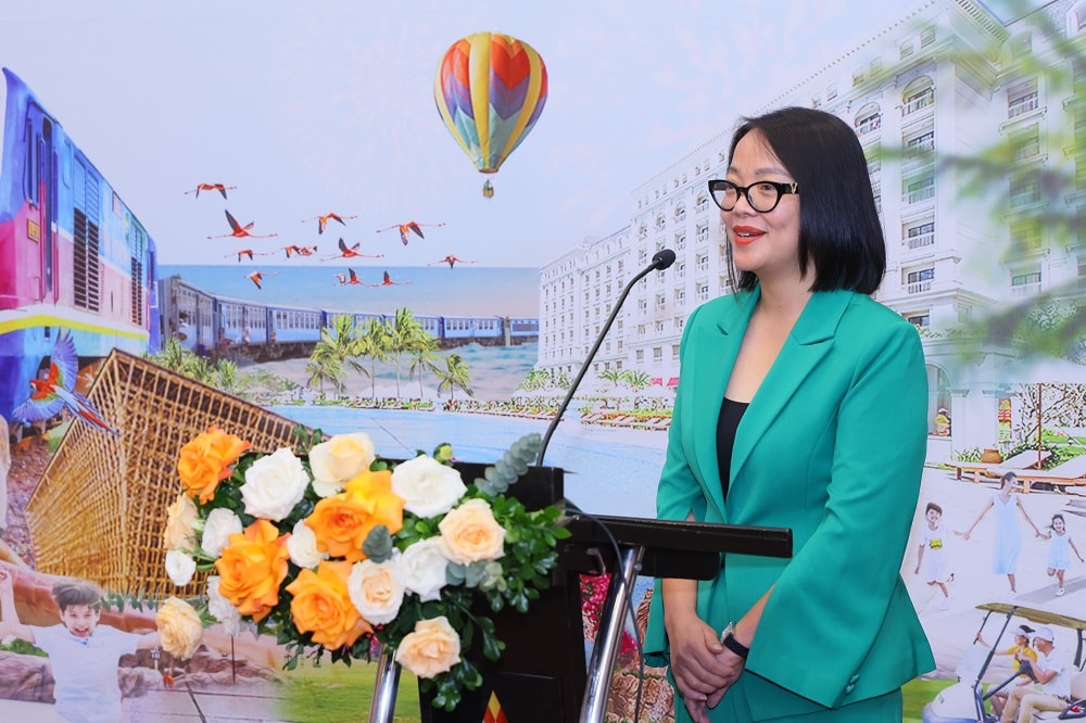 Bà Ngô Thị Hương – Phó Tổng Giám đốc Kinh doanh & Marketing, Công ty CP Vinpearl phát biểu tại lễ ký kết