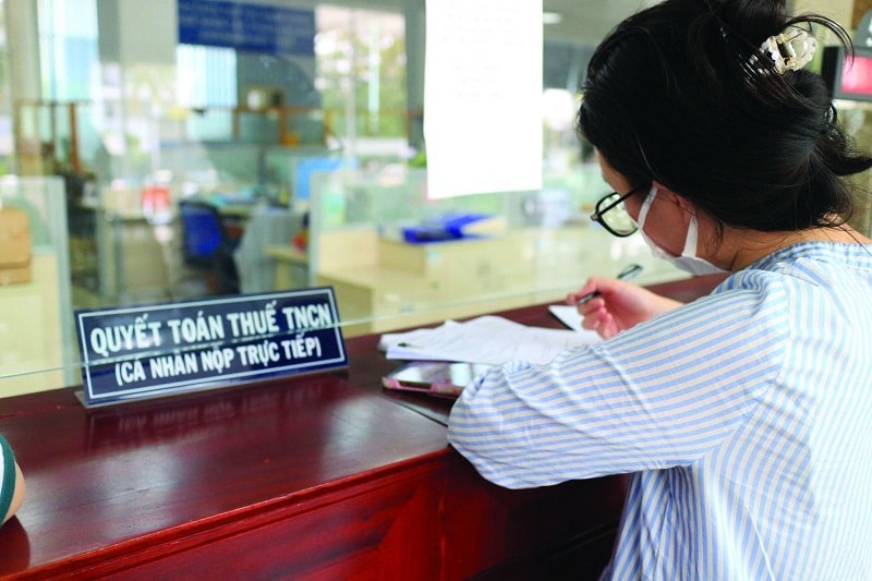 Rất nhiều người dân dù phải thắt lưng buộc bụng nhưng vẫn thuộc diện phải nộp thuế TNCN. Ảnh: Ngọc Thạch