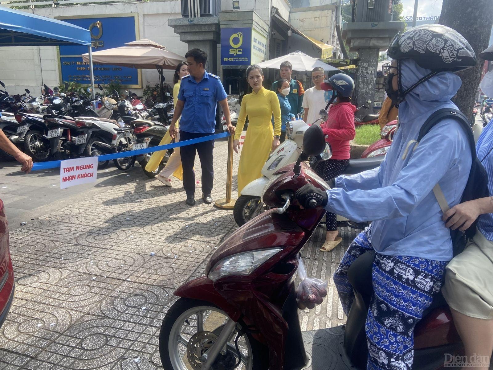 Ngay từ lúc hơn 9 giờ sáng, Công ty SJC đã treo biển 