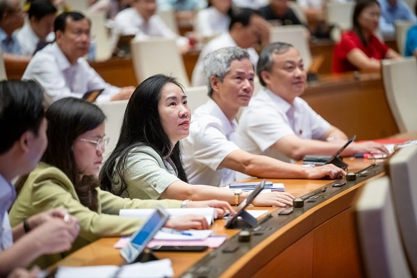 Đại biểu Quốc hội và cử tri quan tâm đến việc quyết liệt triển khai các giải pháp ổn định thị trường vàng.