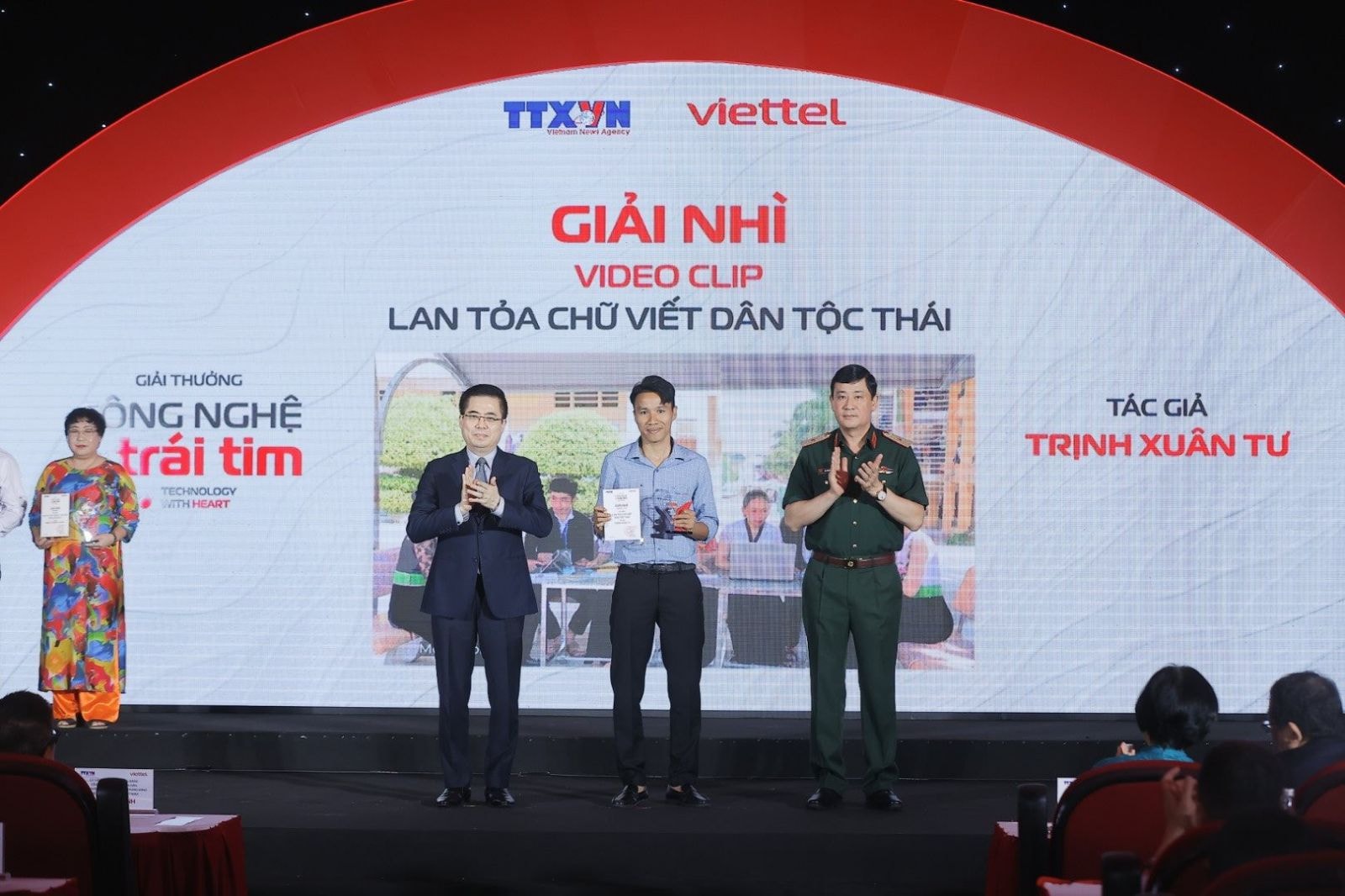 Lễ trao Giải thưởng ảnh và video clip với chủ đề “Công nghệ từ trái tim – Technology with heart” đã diễn ra sáng 5/6, tại Trung tâm Thông tấn quốc gia (Hà Nội).