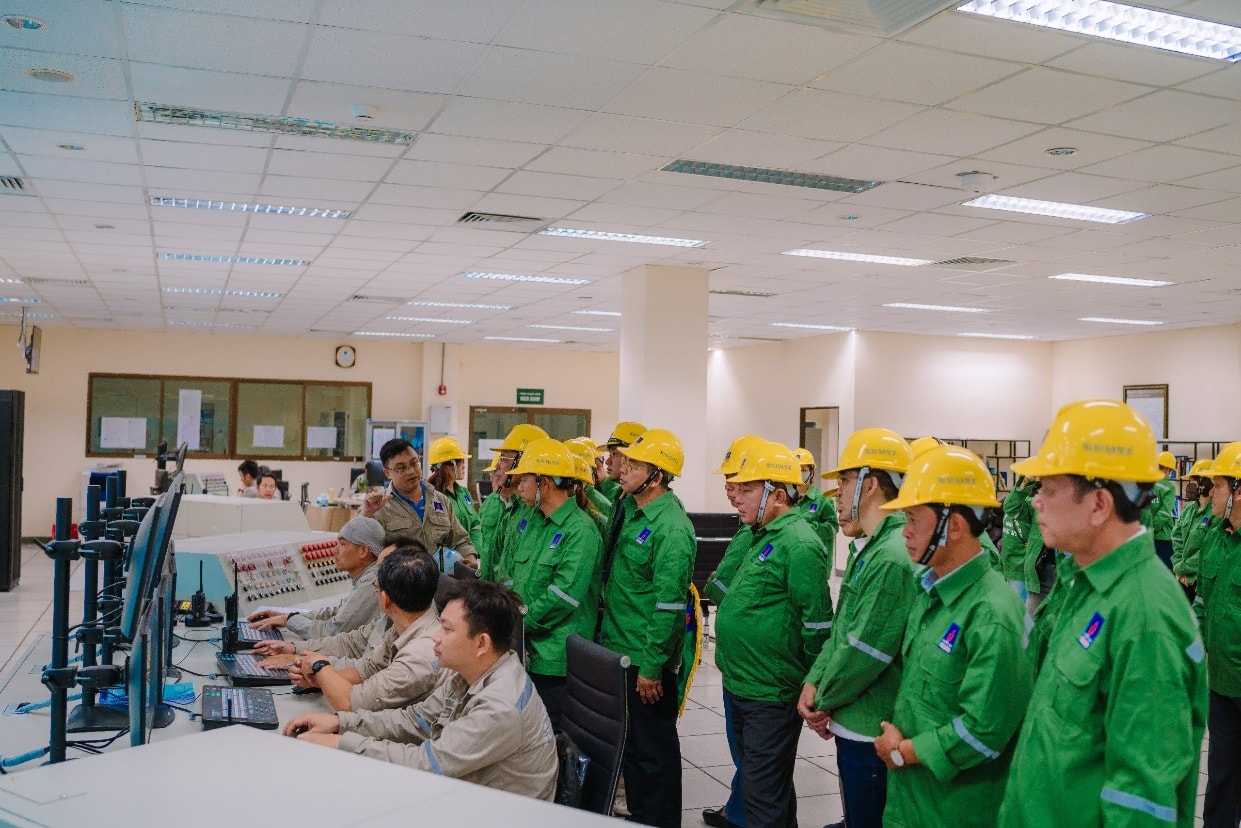 Trong chuyến tham quan, đoàn khách hàng đã có cơ hội tìm hiểu về công nghệ sản xuất tiên tiến và quy trình kiểm soát chất lượng nghiêm ngặt của PVFCCo cũng như cảm nhận sự hiện đại và môi trường xanh, sạch, đẹp tại Nhà máy