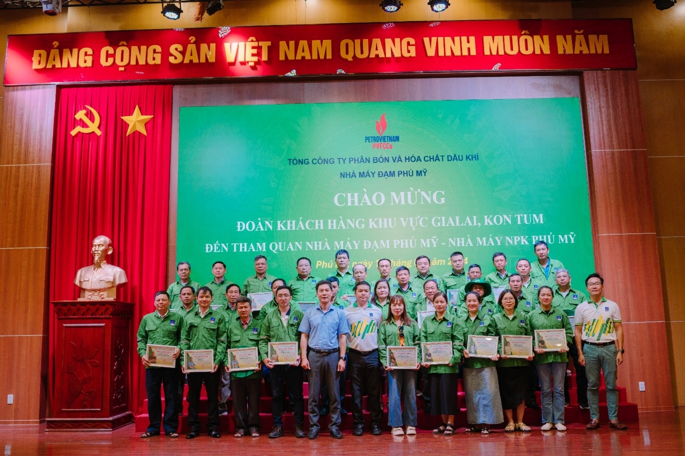 Chuyến tham quan không chỉ là để khách hàng hiểu rõ hơn về sản phẩm mà còn là dịp để PVFCCo thể hiện sự tri ân, gắn kết cũng như là cơ hội quý giá để được lắng nghe các ý kiến với sản phẩm của khách hàng.