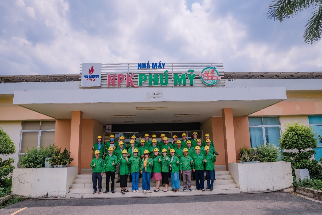 Đưa các khách hàng đến thăm quan, trải nghiệm tại Nhà máy đã dần trở thành chương trình chăm sóc khách hàng thường niên, thể hiện sự quan tâm, chăm sóc, tạo mối quan hệ hợp tác, gắn kết lâu dài giữa PVFCCo với khách hàng. 