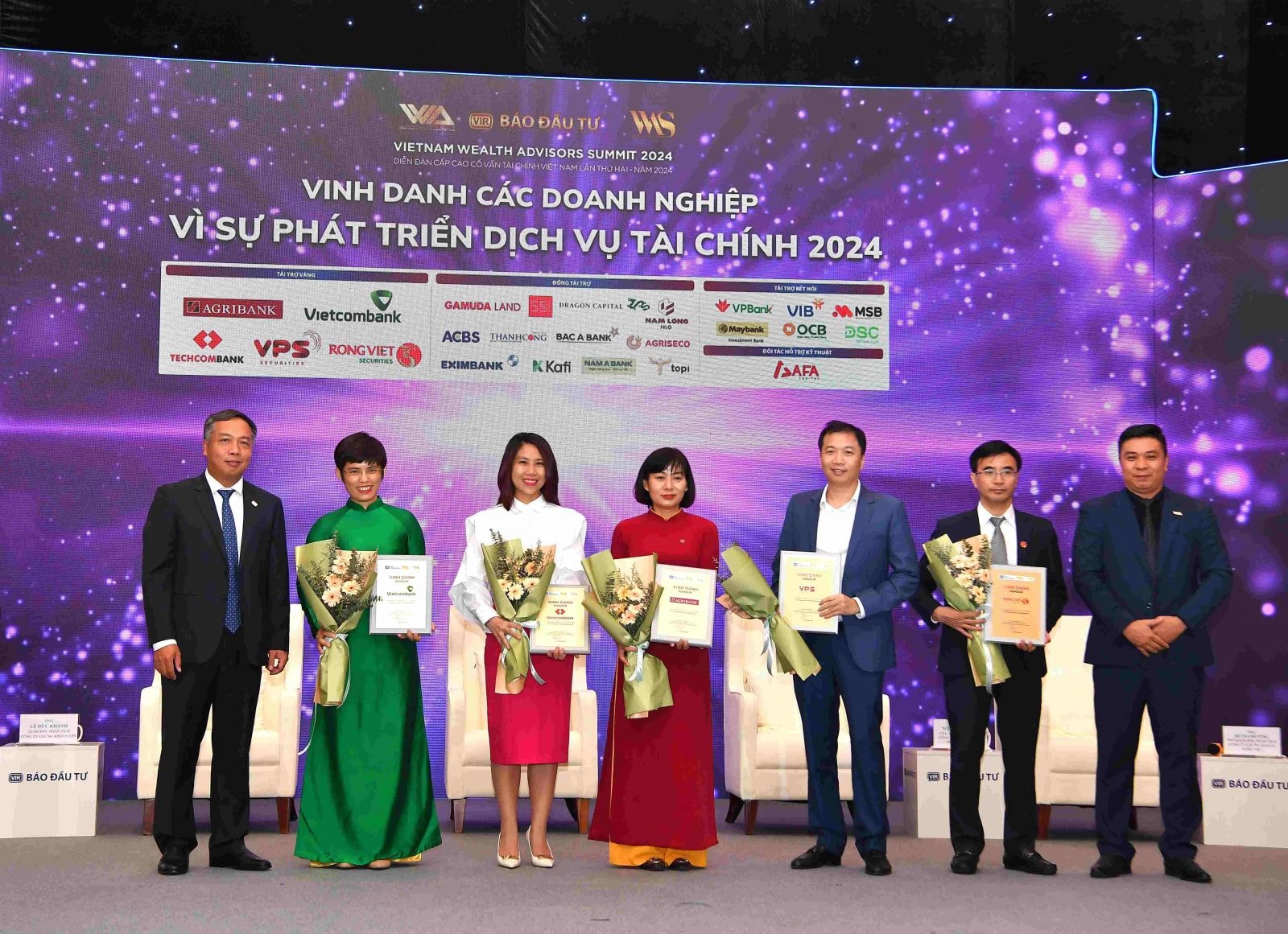Bà Đậu Thị Kim Nhung - Trưởng phòng Marketing Bán lẻ (thứ 2 từ trái sang) đại diện Vietcombank nhận giải “Doanh nghiệp Vì sự phát triển dịch vụ tài chính”
