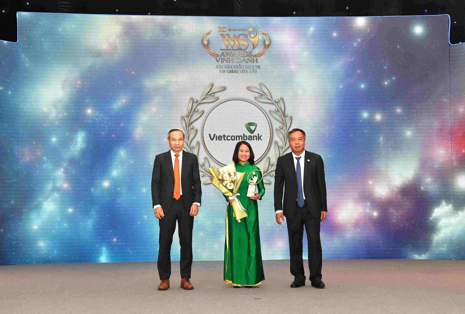 Bà Lê Thị Thuý Nga - Phó Trưởng phòng Phụ trách Phòng Chính sách Khách hàng Bán lẻ đại diện Vietcombank nhận giải “Dịch Vụ Khách hàng ưu tiên tiêu biểu”
