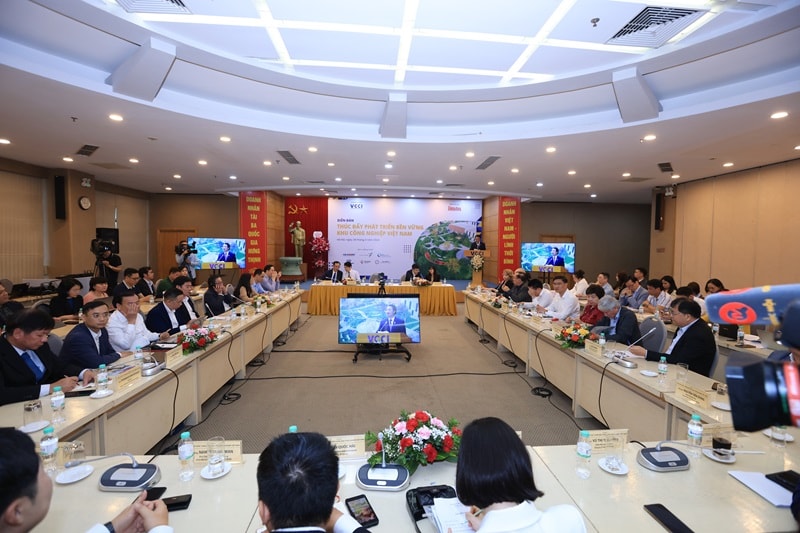 Diễn đàn thu hút sự tham gia của đông đảo các doanh nghiệp, hiệp hội doanh nghiệp và các nhà đầu tư trong và ngoài nước