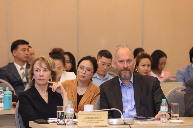 Bà Virginia Foote, thành viên Ban điều hành Amcham Hà Nội, CEO Bay Global Straegies và cộng sự đóng góp nhiều ý kiến