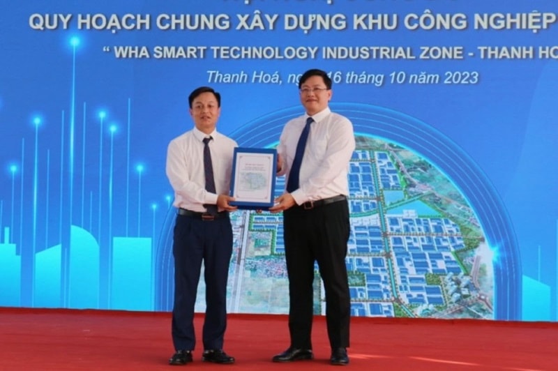 Ông Mai Xuân Liêm - Phó Chủ tịch UBND tỉnhp/trao quyết định phê duyệt Đồ án Quy hoạch chung xây dựng KCN Phú Quý cho lãnh đạo huyện Hoằng Hóa.