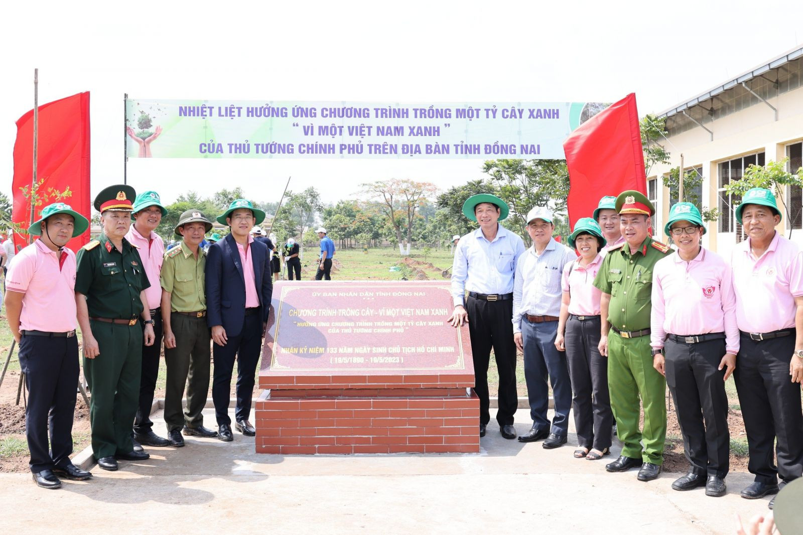 Hình tập thể lãnh đạo CPV và lãnh đạo tỉnh trong chương trình trồng cây tại Đồng Nai