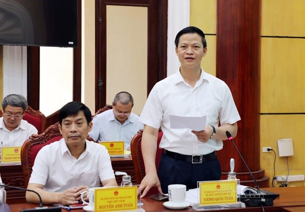 Ông Vương Quốc Tuấn Phó Chủ tịch Thường trực UBND tỉnh điều hành phần thảo luận, ông yêu cầu các đơn vị tự nhìn nhận những điểm đạt và chưa đạt, mạnh dạn đăng ký xếp hạng trong năm tiếp theo, để nâng cao nhận thức, trách nhiệm vai trò, trách nhiệm các chỉ số mà đơn vị đó phụ trách