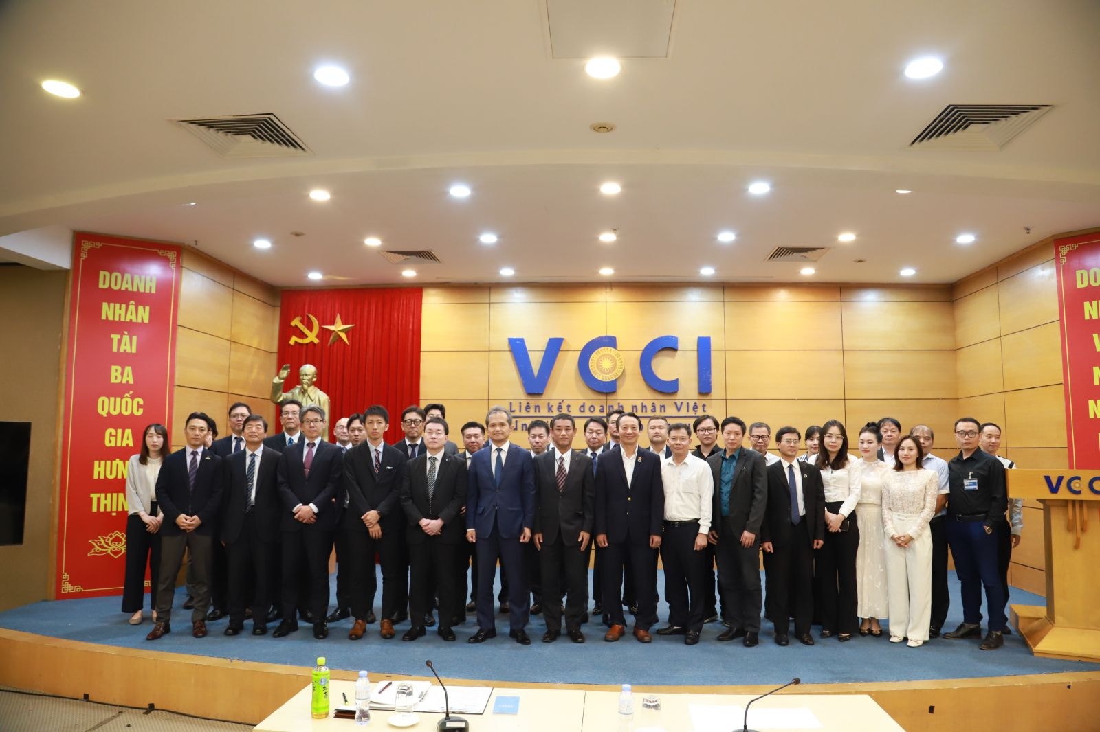 Đoàn Doanh nghiệp TP. Fukuoka chụp ảnh lưu niệm với doanh nghiệp Việt Nam (Ảnh: Trường Đặng)