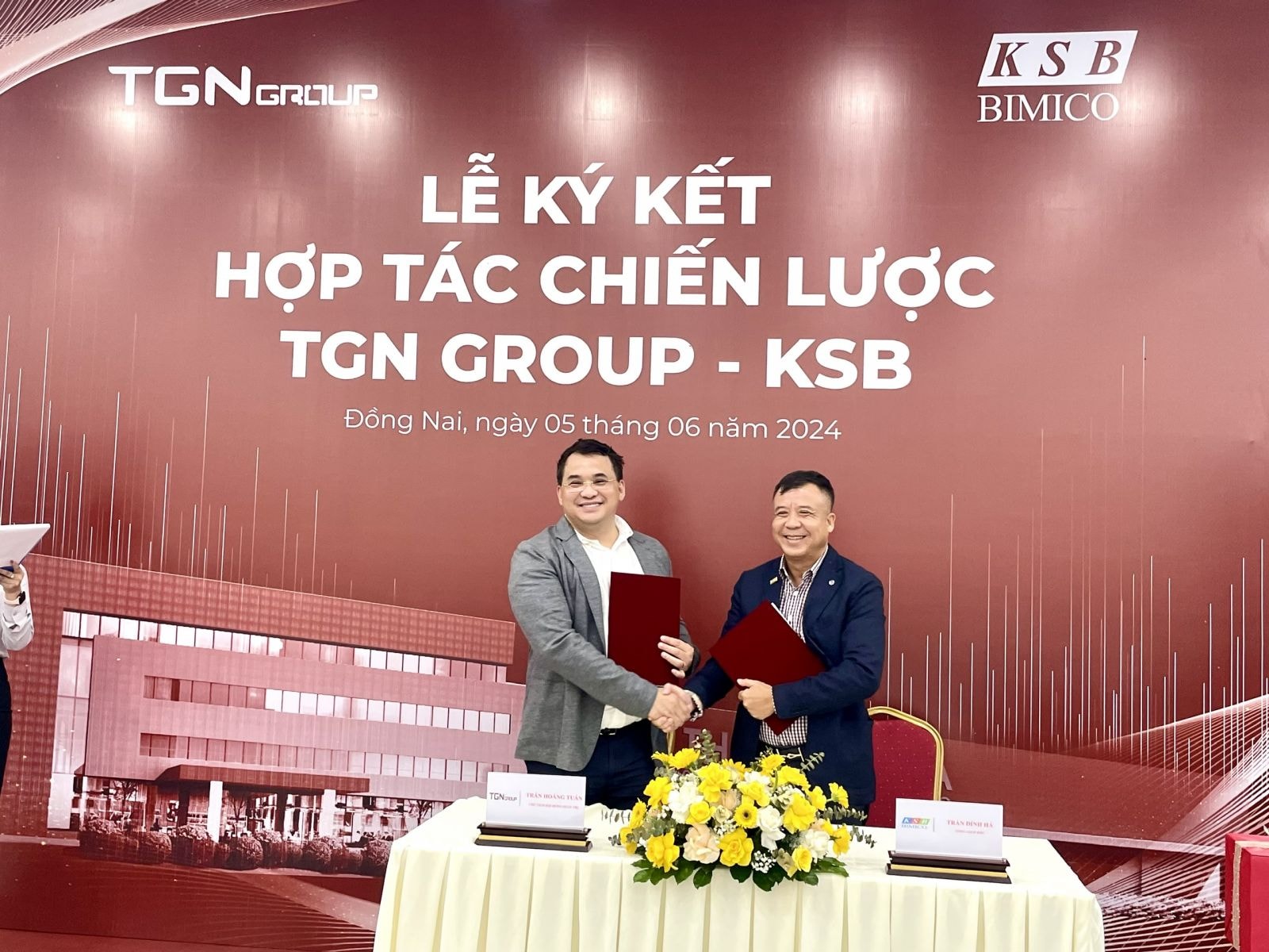 Ông Trần Đình Hà (phải) - Tổng Giám đốc KSB tại lễ ký kết với đối tác TGN Group
