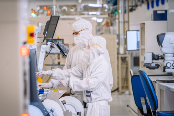 nhiều ý kiến cho rằng, Việt Nam không nên theo đuổi “đỉnh cao” như chế tạo wafer mà phải tìm ra hướng đi ngách cho riêng mình.