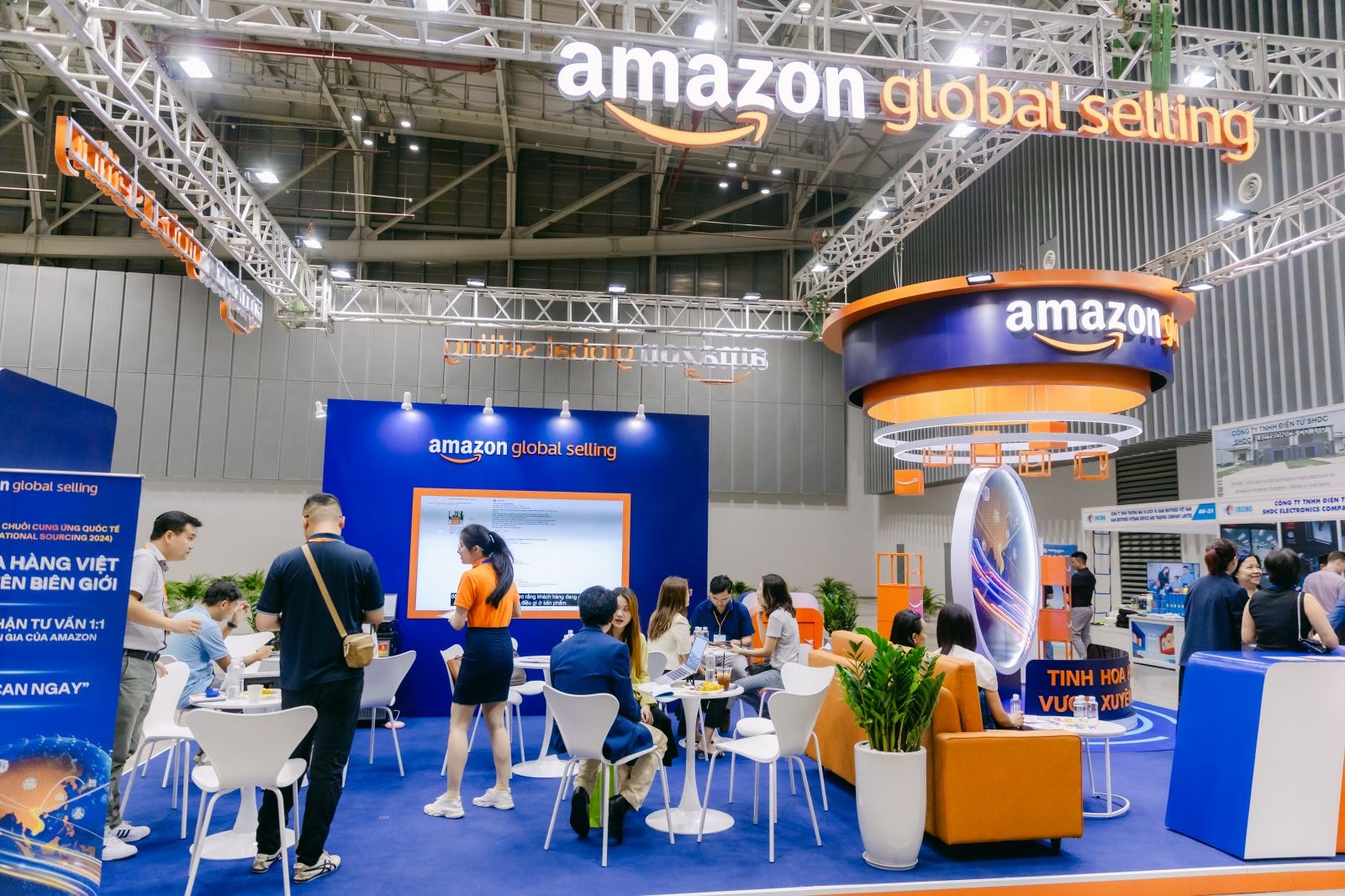 Hàng loạt hoạt động kết nối, workshop, tư vấn 1:1 tại gian hàng Amazon Global Selling Việt Nam để tìm kiếm các sản phẩm tiềm năng xuất khẩu mới Made-in-Vietnam