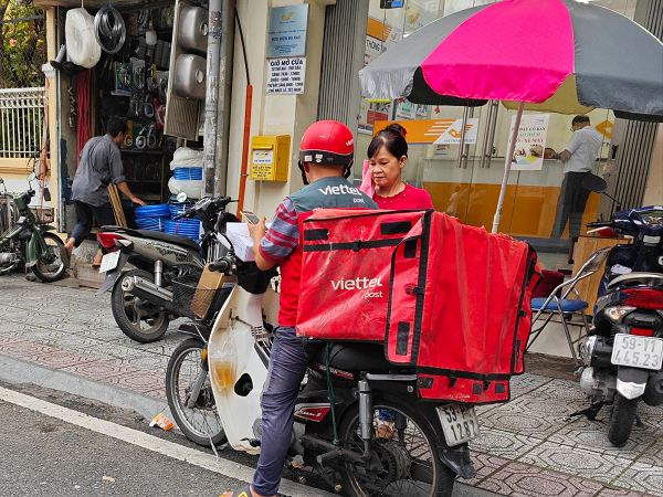 Chuyên gia cho rằng, việc xác thực thông tin người bán hàng online cần ràng buộc trách nhiệm của 3 bên. Trong đó chủ sàn, trang web bán hàng phải khai báo chất lượng, xuất xứ hàng hóa của bên bán…