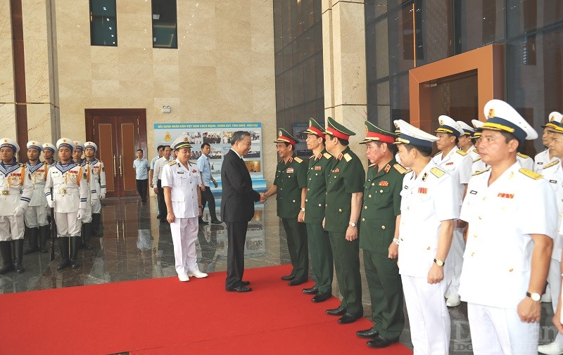 Chủ tịch nước Tô Lâm với lãnh đạo Bộ Tư lệnh Quân chủng Hải quân (Ảnh: Vũ Hưởng)