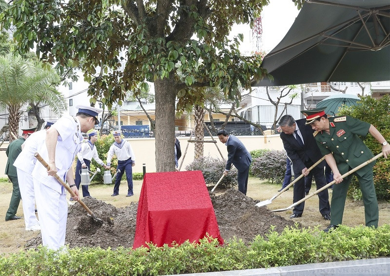 Chủ tịch nước Tô Lâm trồng cây lưu niệm tại Bộ Tư lệnh Quân chủng Hải quân (Ảnh: Vũ Hưởng)