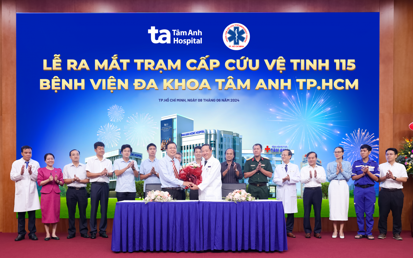 PGS.TS.BS Trần Quang Bính, Giám đốc chuyên môn Bệnh viện Đa khoa Tâm Anh TP HCM (phải) trao tặng hoa cho BS Nguyễn Duy Long, Giám đốc Trung tâm Cấp cứu 115. Ảnh: BVĐK Tâm Anh