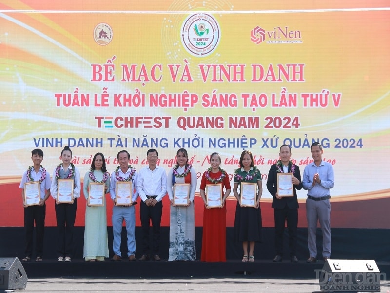 Tỉnh Quảng Nam trao thưởng cho các dự án khởi nghiệp đạt giải trong năm 2024.