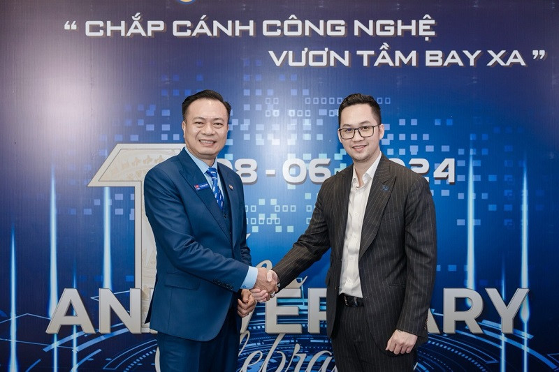 Ông Lương Nguyễn Minh Đăng - Giám Đốc Khối Ngân hàng Bán lẻ Eximbank và Ông Nguyễn Xuân Thủy – Nhà sáng lập VBCI (trái) ký kết Biên bản Ghi nhớ.