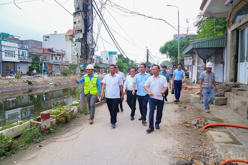 Chủ tịch UBND TP Hải Phòng kiểm tra tuyến đường dọc theo tuyến mương Cầu Tre