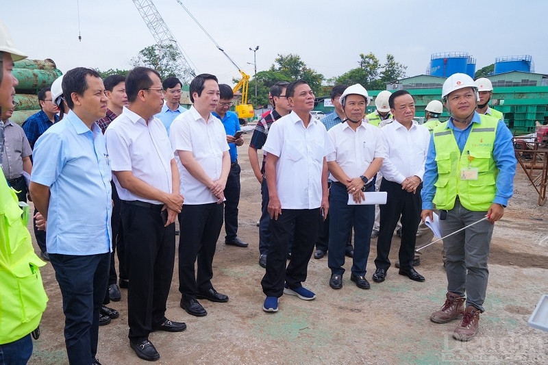 Chủ tịch UBND thành phố Nguyễn Văn Tùng kiểm tra thực địa công trình thi công cầu Máy Chai