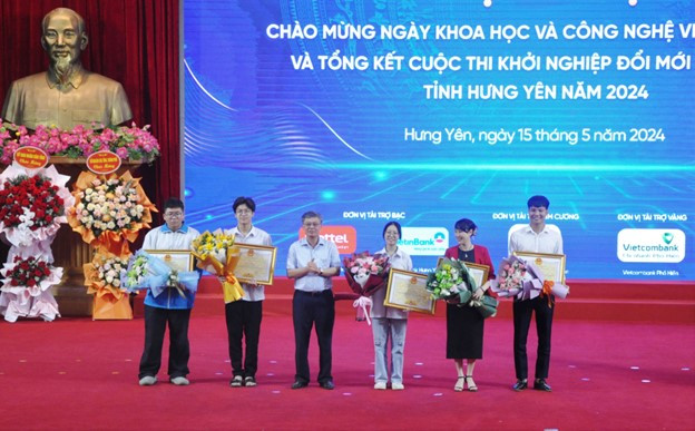 Ông Nguyễn Duy Hưng, Phó Chủ tịch UBND tỉnh Hưng Yênp/trao bằng khen của Chủ tịch UBND tỉnh tặng các tác giả, nhóm tác giả có dự án đạt giải nhất cuộc thi KNĐMST tỉnh Hưng Yên năm 2024