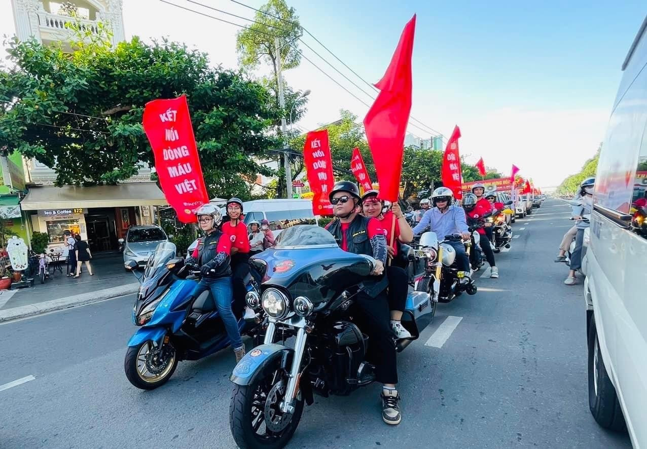 Lễ diễu hành khai mạc chương trình “Giọt hồng từ thành phố mang tên Bác”