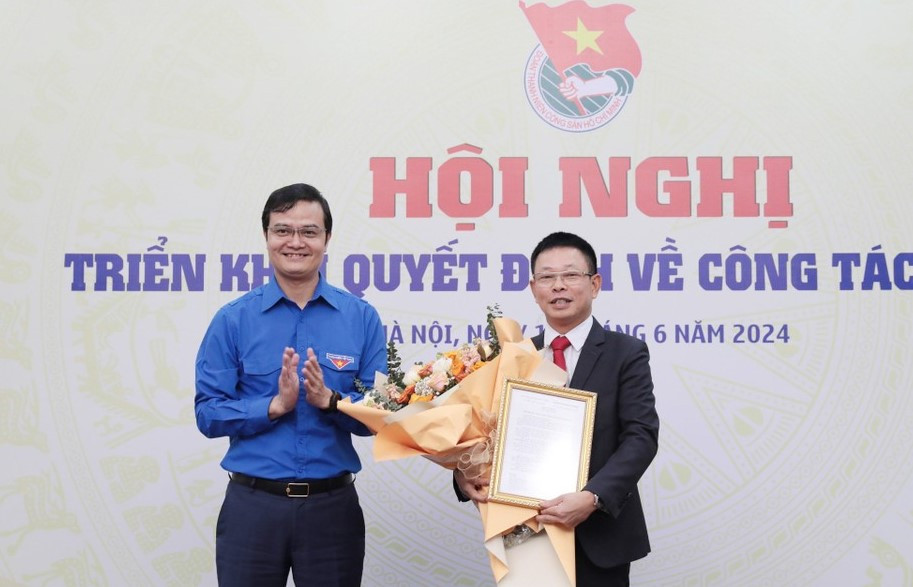 Ông Bùi Quang Huy, Ủy viên dự khuyết Ban Chấp hành Trung ương Đảng, Bí thư thứ nhất Trung ương Đoàn đã trao Quyết định và tặng hoa chúc mừng nhà báo Phùng Công Sưởng.