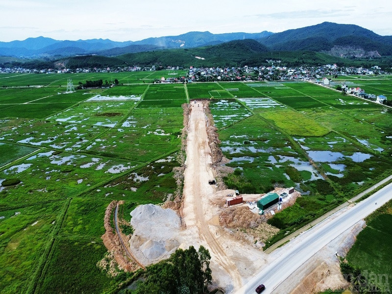 Mặc dù Công ty CP Đầu tư Công nghiệp Diễn Thắng chưa được bàn giao đất thực địa, chưa có Hợp đồng thuê đất nhưng vẫn nganh nhiên tiến hành khởi công, san lấp mặt bằng.