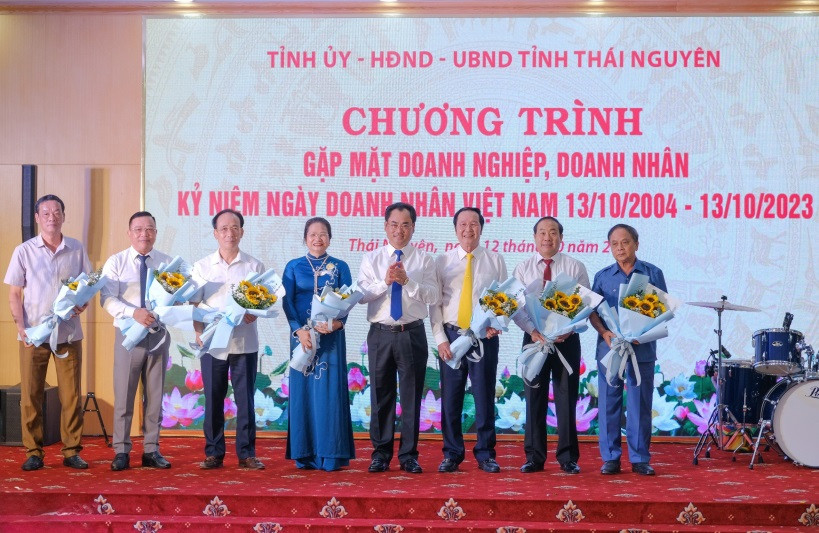 Ông Trịnh Việt Hùng, Phó Bí thư Tỉnh ủy, Chủ tịch UBND tỉnh Thái Nguyên tặng hoa chúc mừng đại diện các Hiệp hội, Hội Doanh nghiệp của tỉnh trong Chương trình gặp mặt doanh nghiệp, doanh nhân nhân dịp kỷ niệm Ngày Doanh nhân Việt Nam 13/10/2023 