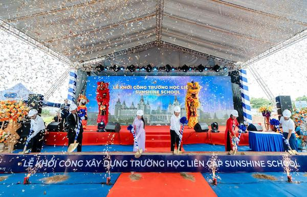 Đại diện Tập đoàn Sunshine, Sunshine School, đơn vị triển khai thi công SCG và đại diện chính quyền địa phương cùng thực hiện nghi thức khởi công trường liên cấp Sunshine School.