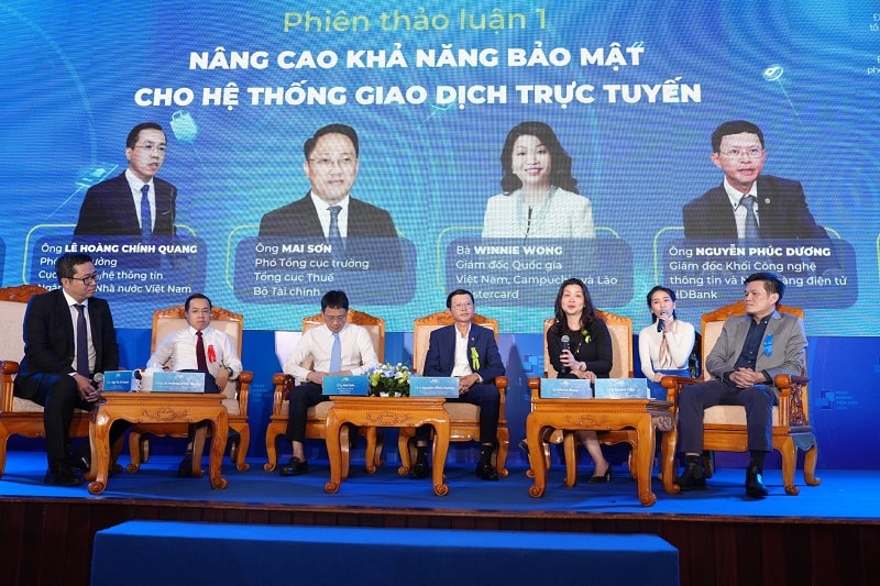 Phiên thảo luận 1, hhội thảo 'Nâng cao bảo mật, an toàn giao dịch không tiền mặt' tổ chức ngày 14-6 tại TP.HCM. Hội thảo do Vụ Thanh toán, Vụ Truyền thông (Ngân hàng Nhà nước), báo Tuổi Trẻ 