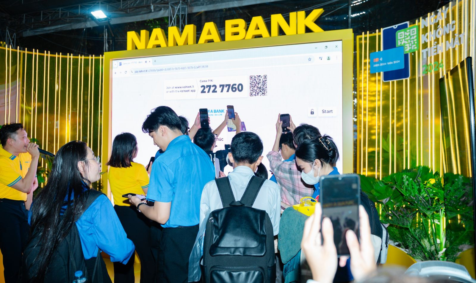 Đông đảo khách hàng tham quan trải nghiệm Không gian số Nam A Bank