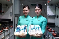 Hành khách nhí thích thú với quà 1/6 của Vietnam Airlines