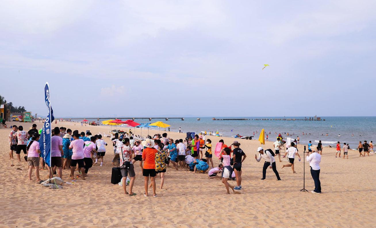 Du khách vui chơi, team building tại bãi biển Bikini Beach, NovaWorld Phan Thiet