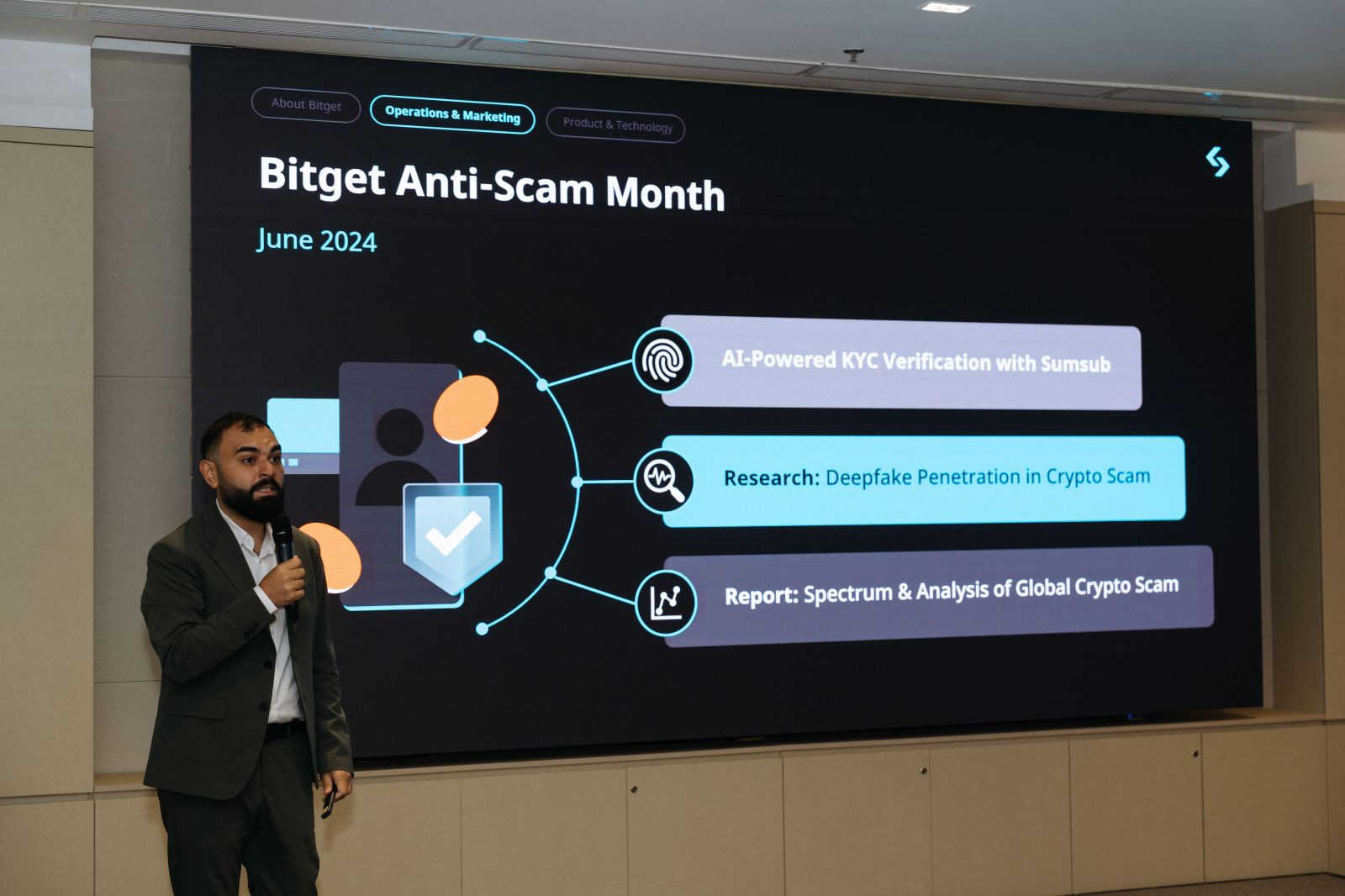 Ông Vugar Usi Zade, Giám đốc vận hành (COO) của Bitget trình bày về tháng chống gian lận (Anti-scam) với công nghệ KYC do AI điều khiển của Sumsub.