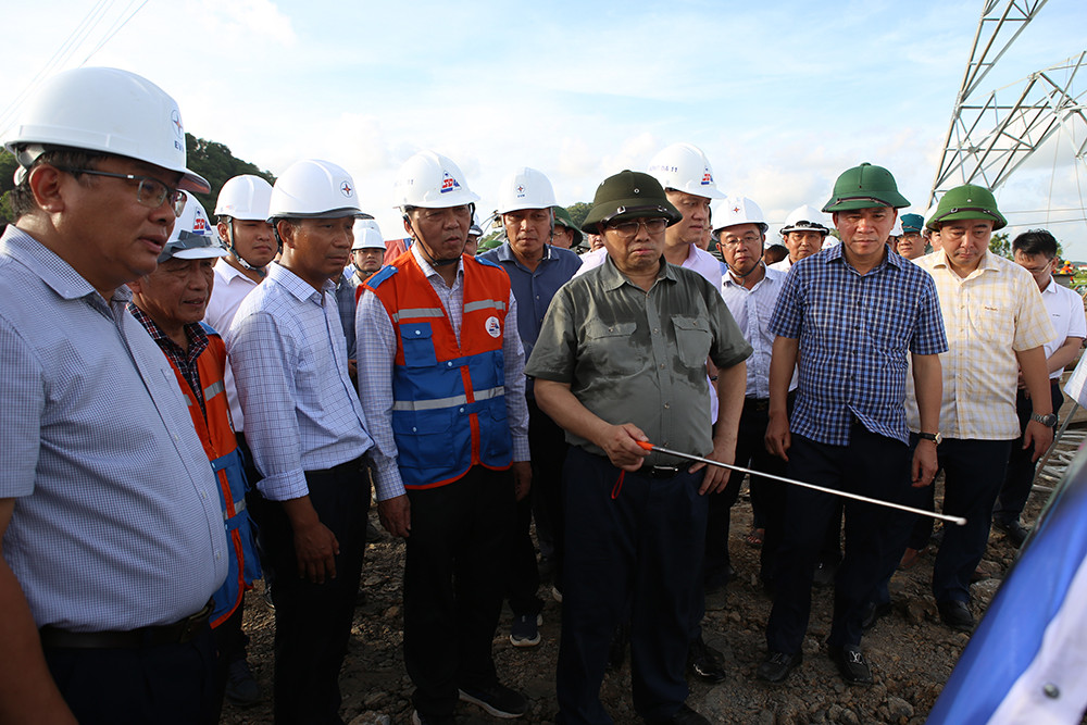 Thủ tướng trao đổi với các nhà thầu tham gia dự án và đề nghị các đơn vị cần nỗ lực, quyết tâm để đưa dự án về đích