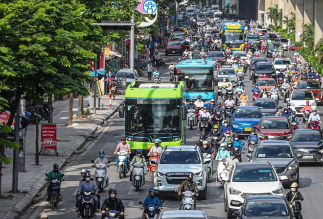 Mục tiêu chuyển đổi phương tiện buýt sử dụng năng lượng điện, năng lượng xanh còn đối mặt với nhiều thách thức.