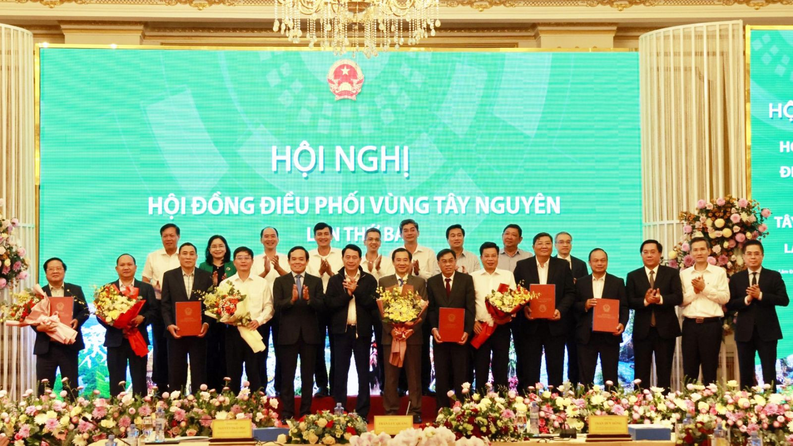 Các thành viên Hội đồng điều phối Vùng Tây Nguyên cùng đón nhận Quyết định Quy hoạch Vùng Tây Nguyên