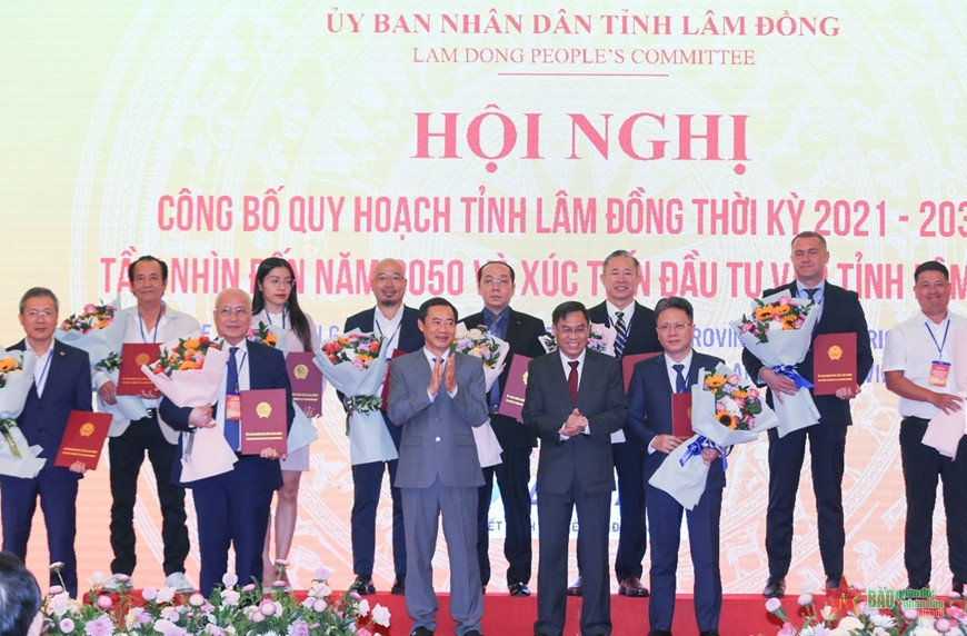 Trao giấy chứng nhận đầu tư và bản ghi nhớ đầu tư cho doanh nghiệp tại hội nghị.