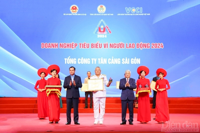 Đại tá Phùng Ngọc Minh, Phó Tổng Giám đốc Tổng công ty Tân cảng Sài Gòn nhận danh hiệu “Doanh nghiệp tiêu biểu vì người lao động” - Ảnh Công Hoan