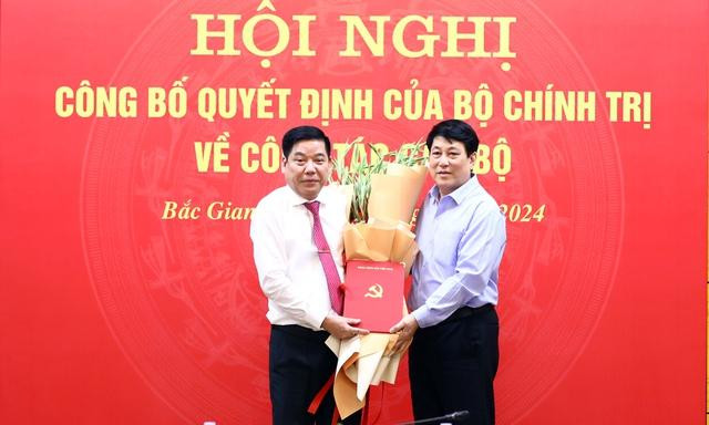 Thay mặt Bộ Chính trị, ông Lương Cường, Thường trực Ban Bí thư Trung ương Đảng trao quyết định và tặng hoa chúc mừng tân Bí thư Tỉnh ủy Bắc Giang.