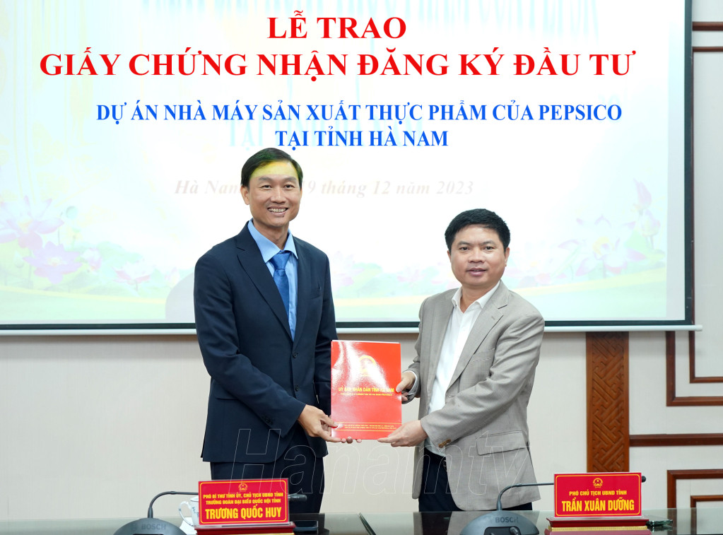 Ông Trương Quốc Huy, Chủ tịch UBND tỉnh Hà Nam trao giấy chứng nhận đầu tư cho Công ty TNHH Thực phẩm PepsiCo Việt Nam thuộc Khu công nghiệp Đồng Văn I mở rộng