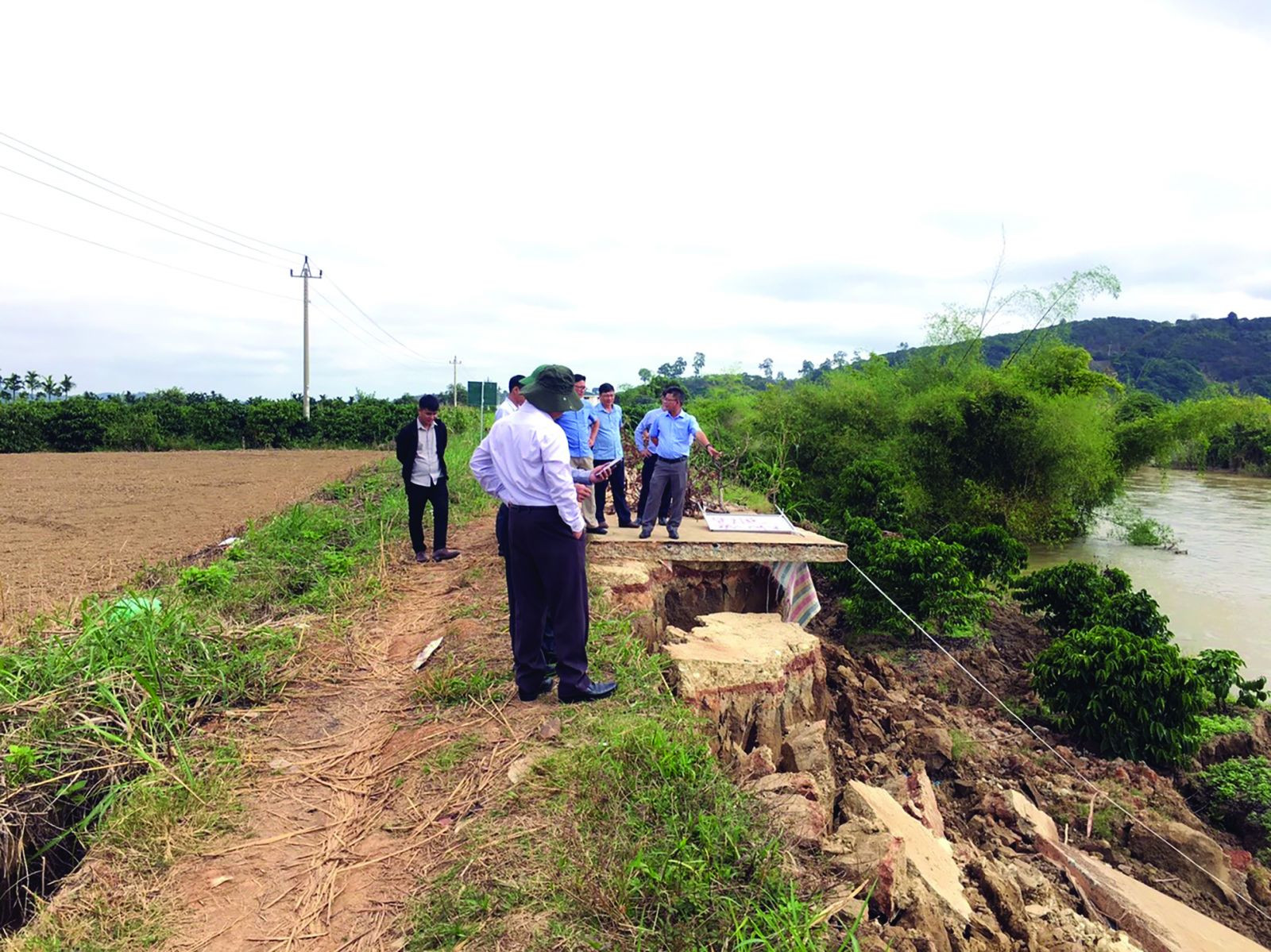  Lãnh đạo Sở TN&MT tỉnh Đắk Nông đi thực tế kiểm tra tình hình sạt lở sông Krông Nô.