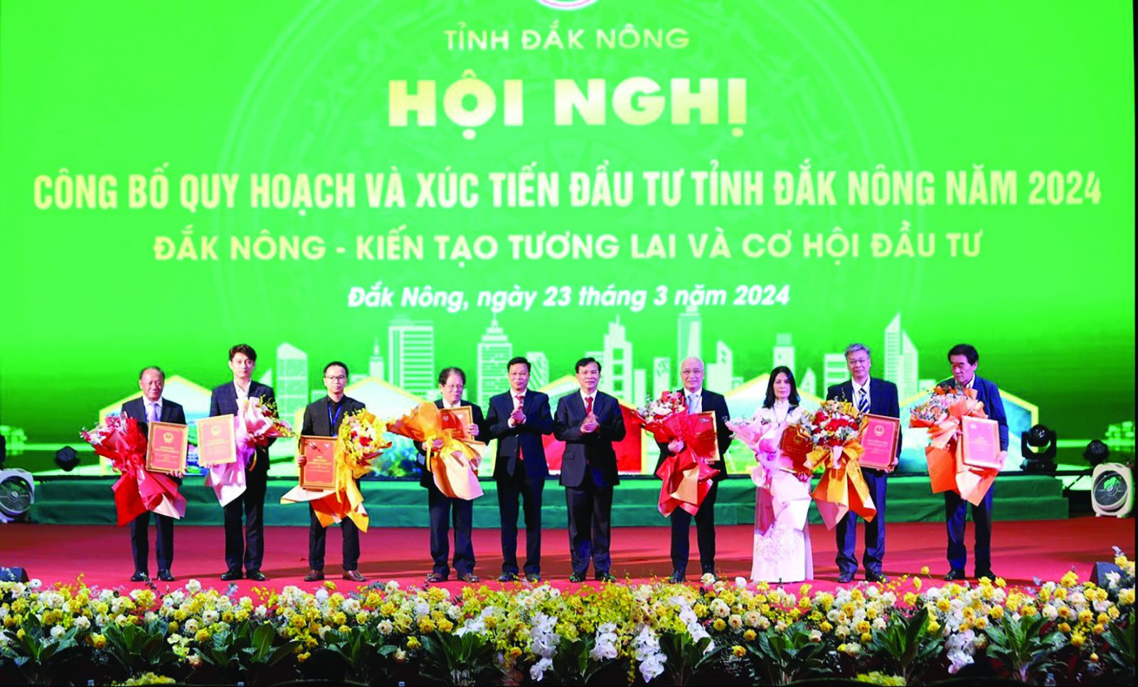  Lãnh đạo tỉnh Đắk Nông trao văn bản đầu tư cho các nhà đầu tư tại Hội nghị Công bố Quy hoạch và Xúc tiến đầu tư tỉnh Đắk Nông năm 2024.